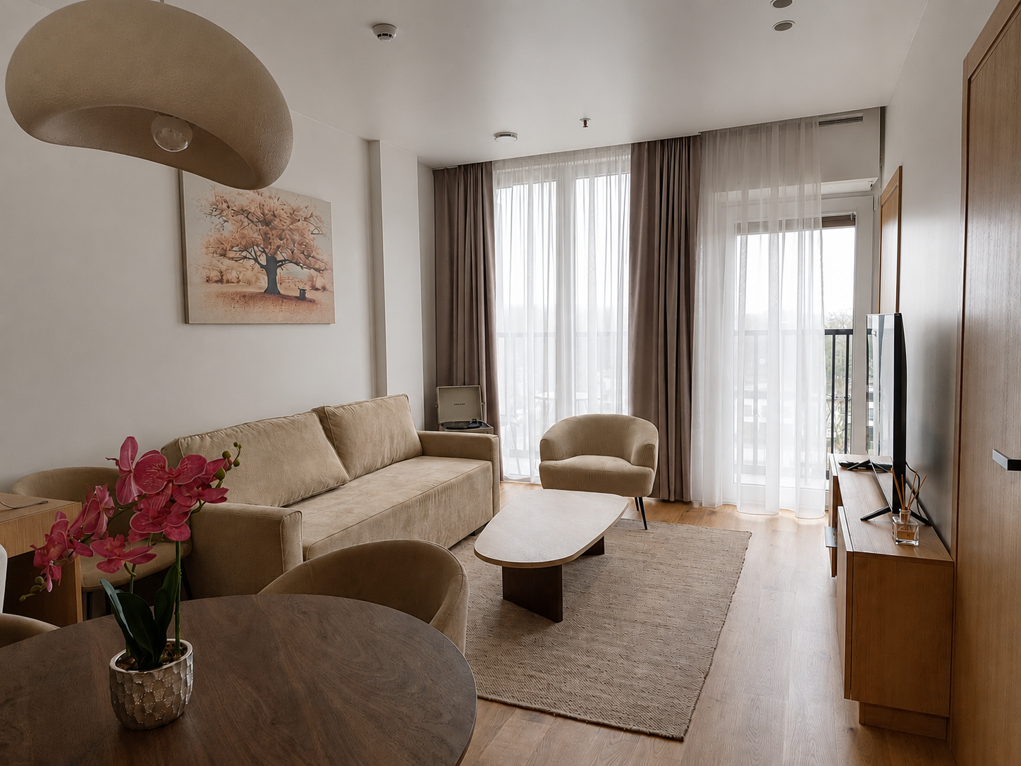 Apartamentų interjeras su vaizdu į pušyną